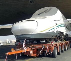 “بالصور” نقل عربات قطار الحرمين من جدة إلى المدينة لتركيبها وتجريبها