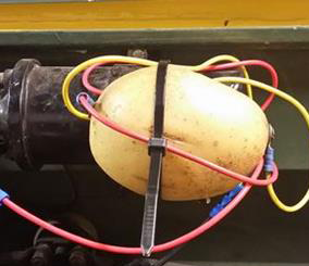 “صورة” ميكانيكي ينجح في إصلاح سيارته باستخدام بطاطس!