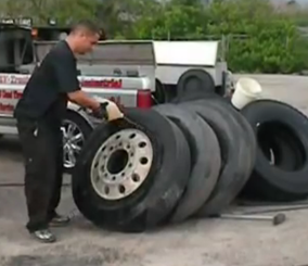 “فيديو” شاهد كيف تتم عملية تبديل اطارات شاحنات النقل الثقيلة