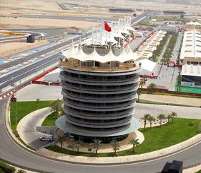 “فيديو” شاهد تحطم سيارة وتناثر أجزاؤها في الهواء في حلبة سباق بالبحرين