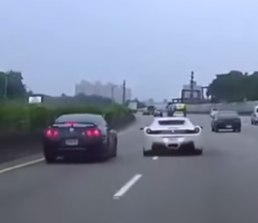 “فيديو” قائد فيراري 458 يجعل قائد نيسان GT-R يصطدم في احدى السيارات