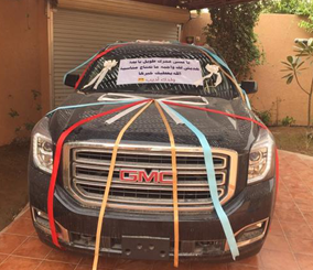 “بالصور” شاب يطلب من والدته التنزه معها ليفاجئها بإهدائها سيارة جمس 2015 الجديد