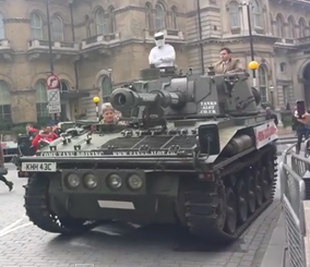 “بالفيديو” جمهور وعشاق المذيع جيرمي كلاركسون يهاجمون مقر إذاعة BBC بدبابة حربية!