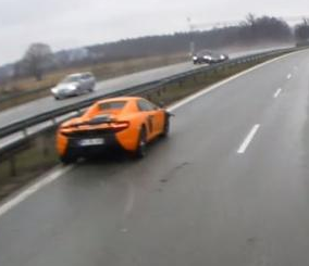 “فيديو” شاهد ماكلارين 650S تتعرض لحادث تصادم عنيف على طريق سريع وسط الأمطار