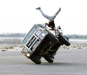 “بالصور” شاهد هاوي اماراتي يمارس “جمباز الشوارع” على سيارته الخاصة!