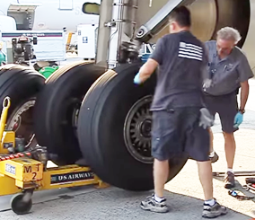 “فيديو” شاهد كيف تتم عملية تبديل عجلات الطائرات