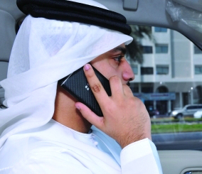 وزير الداخلية يوجه بإعتماد “استخدام الجوال باليد أثناء القيادة” مخالفة مرورية