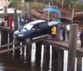 “فيديو” شاهد هايلكس يحاول العبور الى السفينة عبر لوحين خشب هل سينجح ام سيسقط!