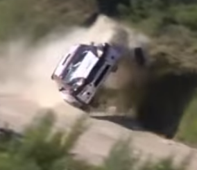 “فيديو” شاهد متسابق ينجو بإعجوبة من حادث خطير في رالي البرتغال