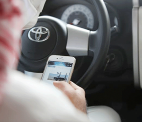 ولي العهد يأمر بإيقاف من يكرر مخالفة استخدام الجوال في اليد أثناء القيادة