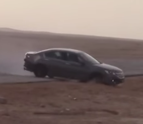 “بالفيديو” نجاة شابين من موت محقق بعد انقلاب سيارتهما أثناء التفحيط وتطايرهما بالهواء