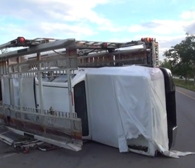 “فيديو” انقلاب سيارات تويوتا هايلكس 2016 اثناء نقلها الى دول الخليج من تايلاند