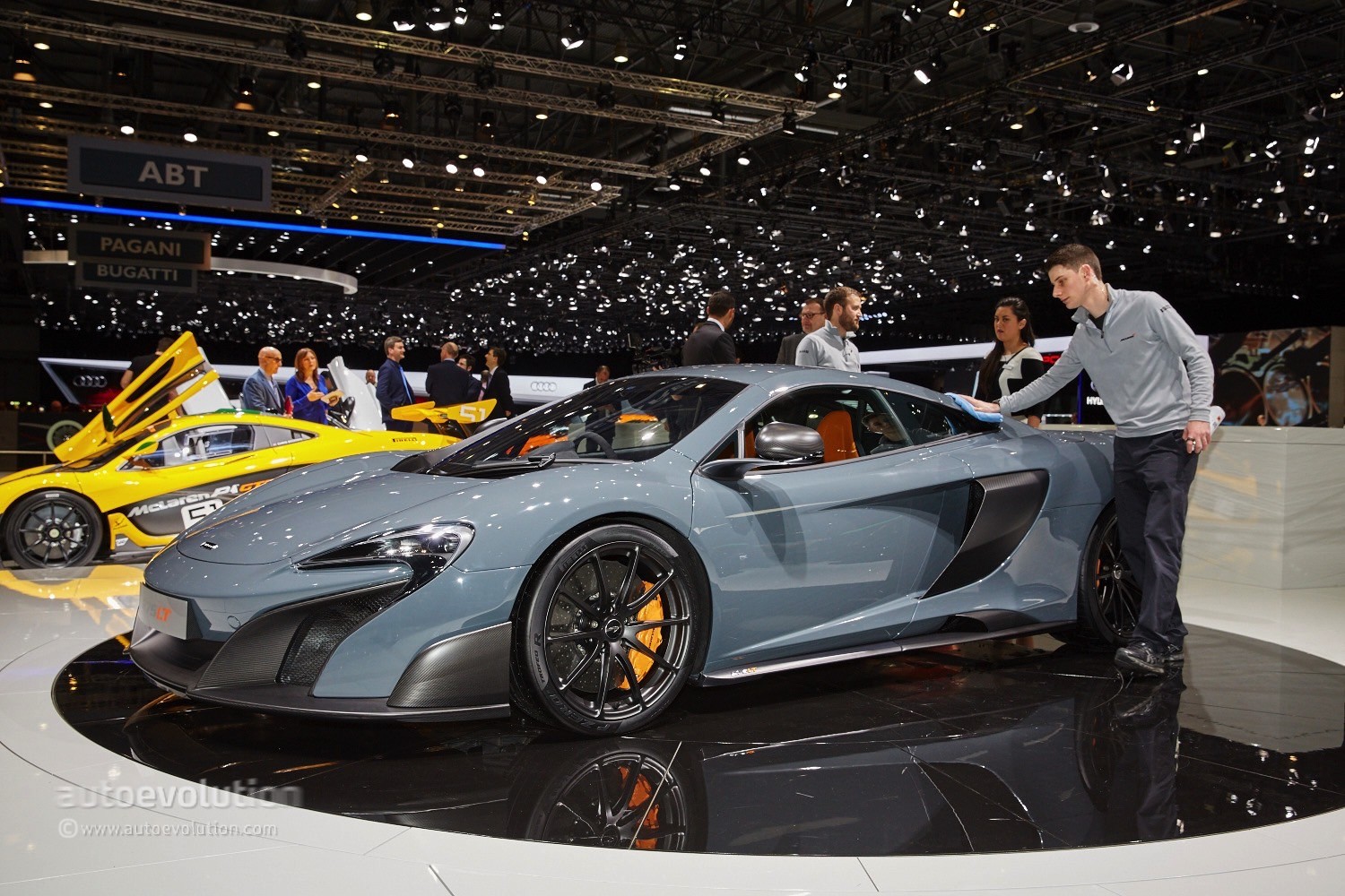 mclaren-675lt-is-a-longtail-supercar-for-the-track-in-geneva-video-live-photos_14
