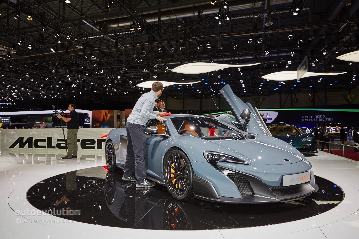mclaren-675lt-is-a-longtail-supercar-for-the-track-in-geneva-video-live-photos_16