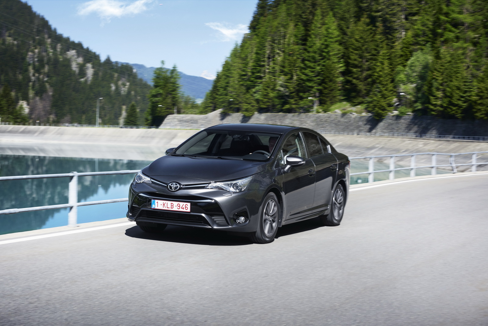 2015-ToyotaAvensis-04