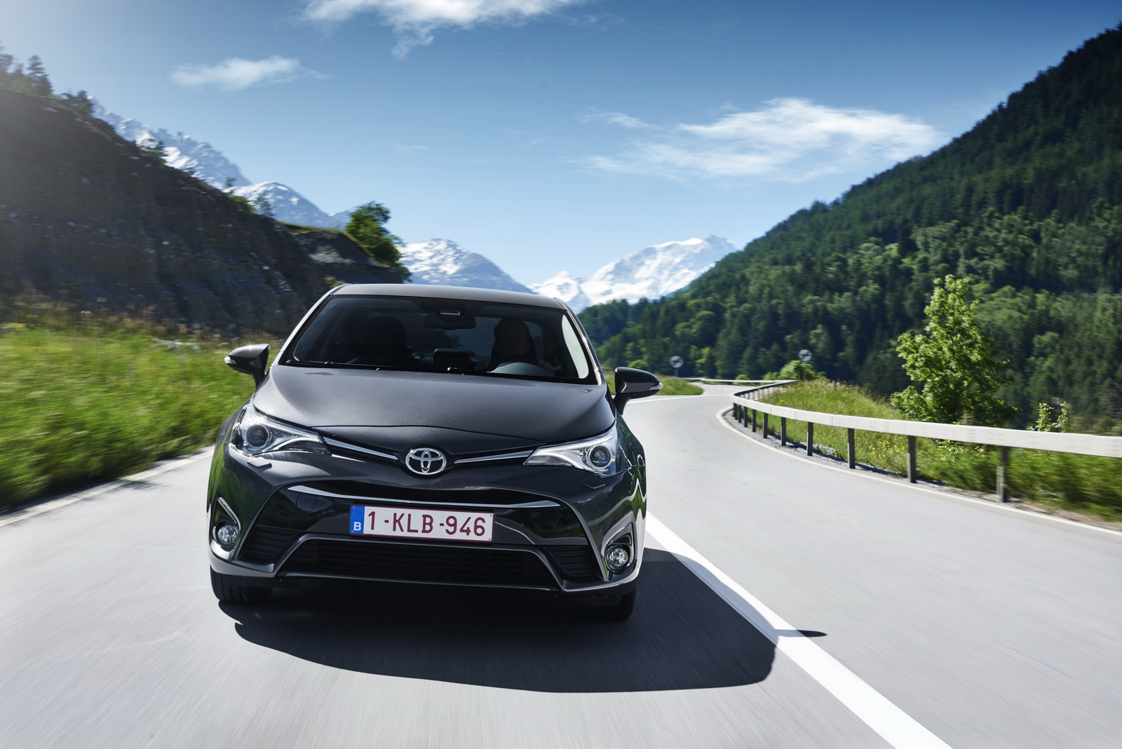 2015-ToyotaAvensis-13