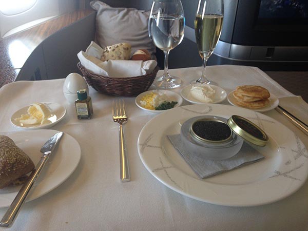 "بالصور" شاهد 5 من شركات الطيران التي تقدم أفضل وجبات الطعام في الدرجة الأولى cathay-pacific_first-class_caviar_darren-foreman-1024x768