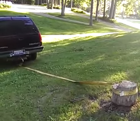 “فيديو” شاهد سائق حاول خلع جذع شجرة بسيارته فكانت النتيجة الكارثية