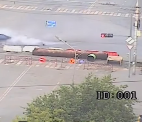 “فيديو” شاهد حادث عنيف بسبب قطع الإشارة على سرعة 200 كم بدولة في آسيا