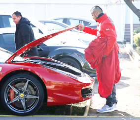 “بالصور” ارتورو فيدال لاعب منتخب تشيلي يحطم سيارته فيراري الفارهة وهو في حالة سكر