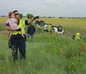 “بالصور” حادث مروري لعائلة تنجو منه طفلة يجتاح الانترنت بسبب المعاملة التي قدمتها الشرطة لها