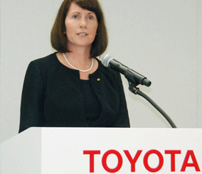 استقالة المديرة تنفيذية “جوليا هامب” في شركة تويوتا بعد القبض عليها