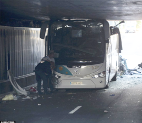 “بالصور” شاهد ماذا حدث لحافلة سياحية حاولت العبور من نفق منخفض