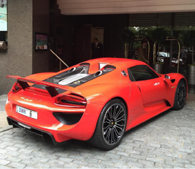 “بالصور” شاهد الأثرياء الخليجيين يبدأون سباق التفاخر بالسيارات الفارهة في لندن