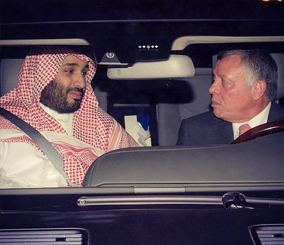“صورة” ملك الأردن يقود سيارته وبجانبه ولي ولي العهد الأمير محمد بن سلمان