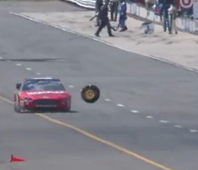 “فيديو” شاهد متسابق ناسكار يصدم اثنين من أعضاء طاقمه أثناء توقفه للصيانة