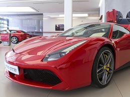 "بالصور" شاهد فيراري 488 جي تي بي تصل إلى مدينة دبي بسعر مليون درهم 7