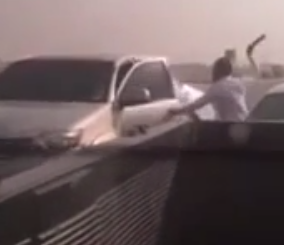 “بالفيديو” شاهد شاب يعتدي بالساطور على قائد مركبة عند إشارة مرور