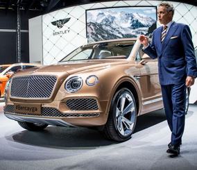 شاهد من هو أول مالك لسيارة بنتلي بينتايجا 2016 الجديدة كلياً Bentley Bentayga