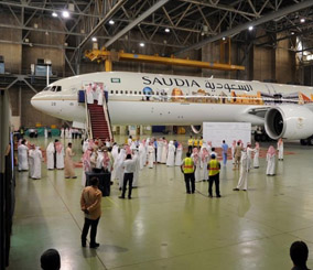 “بالصور” شاهد تدشين طائرات لليوم الوطني وخادم الحرمين يطلب رؤيتها فور عودته