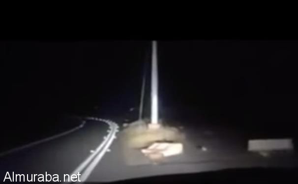 مواطن يصور مفاجأة على طريق سريع في جازان