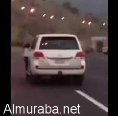 متهور يقود سيارته وابنته معلقة على الباب مخاطراً بحياتها في عسير