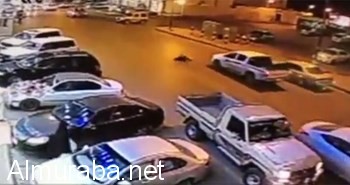 مقطع مؤلم لسيارة تدهس طفلاً أمام عيني والدته بالسعودية