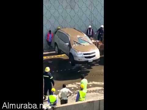 “فيديو” لحظات رفع المركبات الغارقة في نفق السبعين بجدة