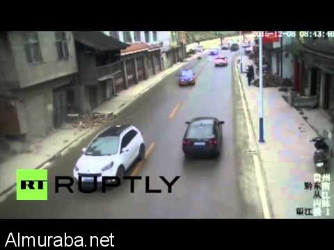 "فيديو" انهيار مبنى على شارع مزدحم بالسيارات غرب الصين 9