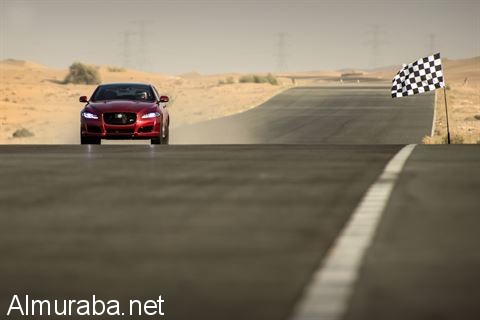 "فيديو" سباق بين سيارة جاكوار XJR وطائرة بشرية نفاثة 8