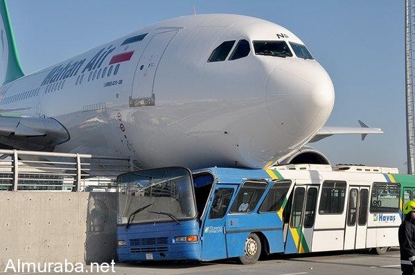 “بالصور” طائرة إيرانية تحط على سطح حافلة خلال هبوطها في مطار اسطنبول