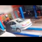 "فيديو" رجل يدهس ميكانيكيا عن طريق الخطأ عند إدخال سيارته الورشة 2