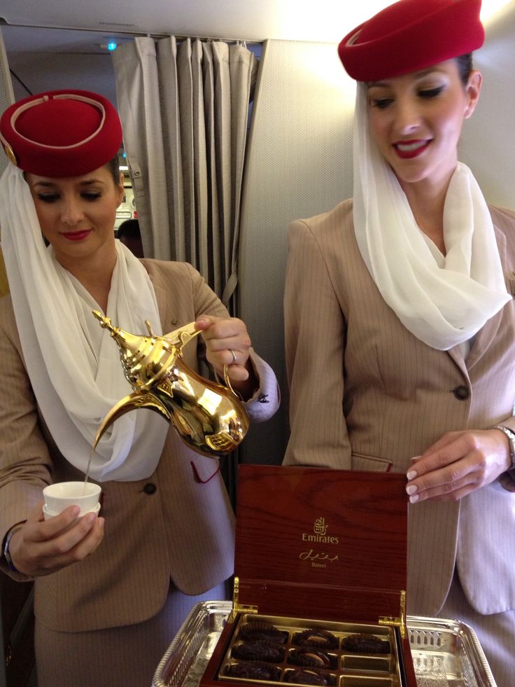 “تقرير” لماذا تستقبلك المضيفات على باب الطائرة؟