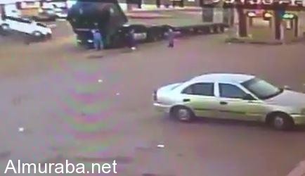 “فيديو” مروع يوثق لحظة اصطدام ميكروباص معلمات القنفذة