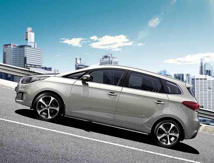 "مقارنة مصورة" أوجه الاختلاف بين مواصفات وأسعار كل من تويوتا افانزا 2016 وكيا كارينز 2016 TT