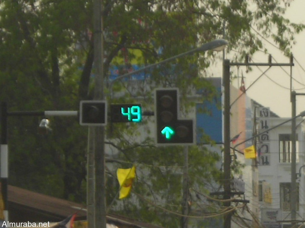 الإشارة الصفراء في السعودية تتساوى عقوبة قطعها أمام القضاء مع قطع الإشارة الحمراء