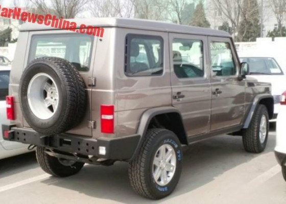 "صور تجسسية" لسيارة "بكين" BJ80D الصينية المقلدة من مرسيدس جي Bejing 3