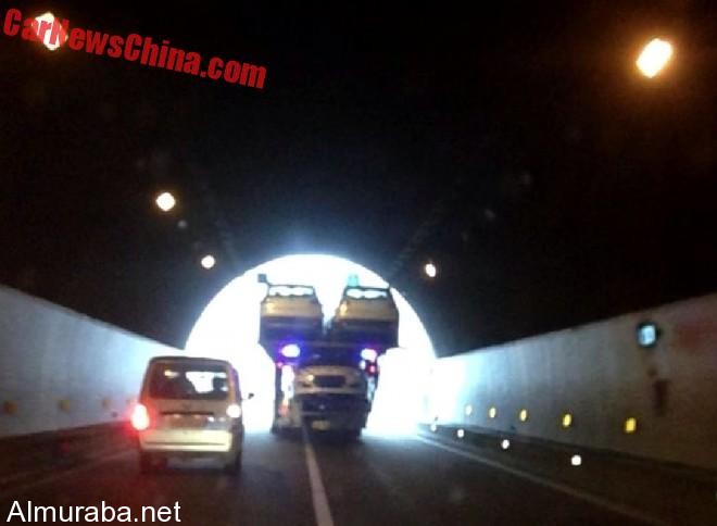 شاحنة نقل ضخمة تسير عبر الأنفاق الضيقة بالصين 1