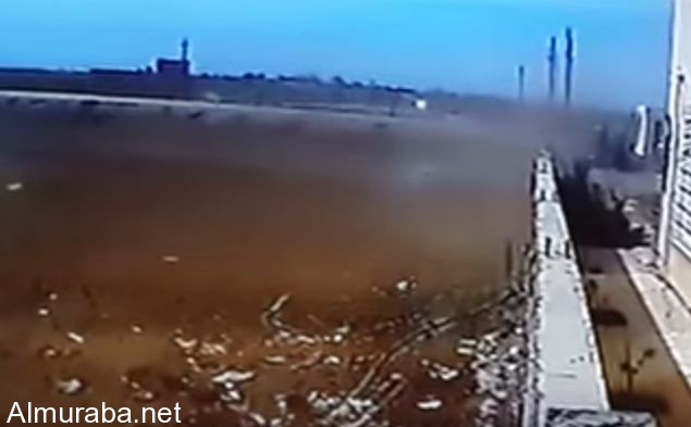 “فيديو” قائد مركبة يفقد السيطرة على سيارته ويرتطم بمنزل مواطن