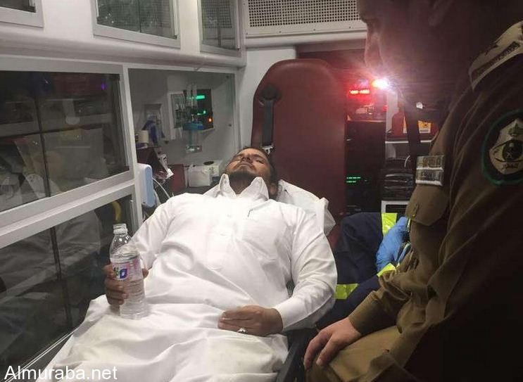 "بالصور" مثبِّت سرعة يعلق بسيارة مواطن بمكة وارتطام مركبته بأخرى ينقذ الموقف 25-14